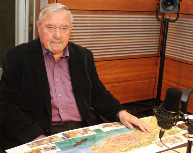 František Šmahel nad mapou Kostnice 