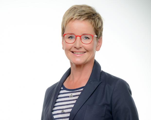 „Že se něco děje, to poznám podle zvláštního ruchu v režii, a potom už se jenom ozve pokyn 'zmlkni', nebo 'mluv dál',“ říká Marcela Augustová