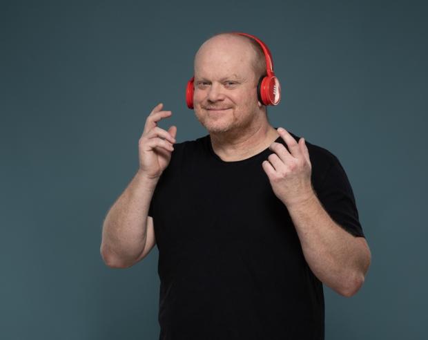 David Novotný moderuje na Radiožurnálu Sport pořad Na place