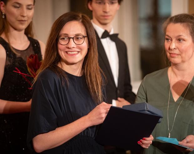 Dramaturgyně Lenka Veverková si převzala cenu za dílo Krásný mladý obludy