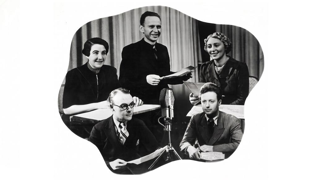Dobová propagační koláž z fotografií hlasatelek a hlasatelů krátkovlnného vysílání (zleva Zdeňka Walló, Leslie Hill, Johny Horváth, Ivan Jelínek, Helena Kronská)