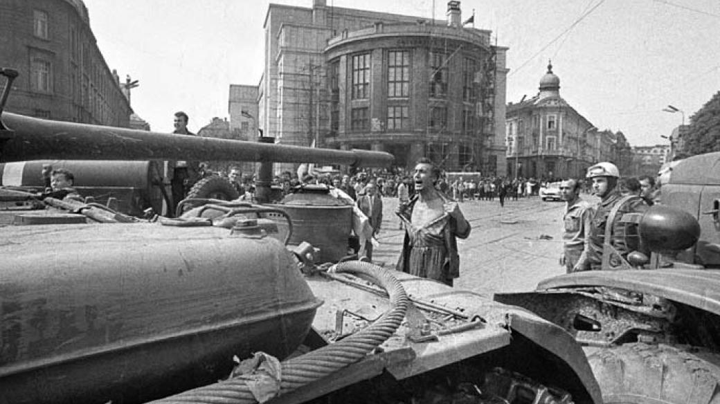 Slavná fotografie Muž s odhalenou hrudí před okupačním tankem (Bratislava, 21. srpen 1968)