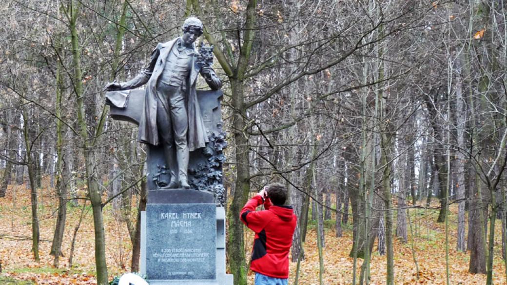 Socha K. H. Máchy na Mostné hoře v Litoměřicích je kopií té na pražském Petříně