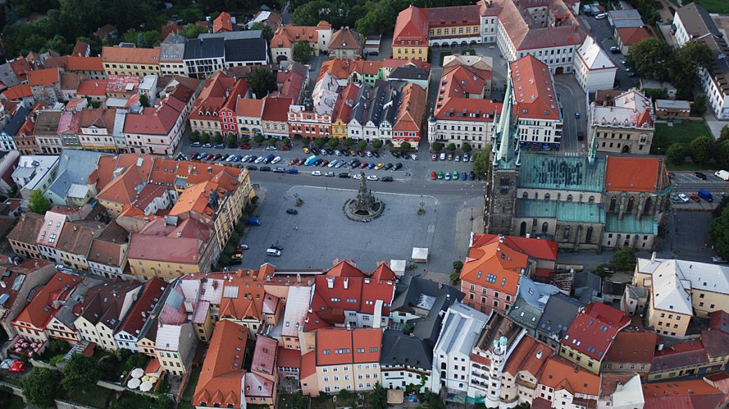 Prolétáme nad historickým centrem Chrudimi