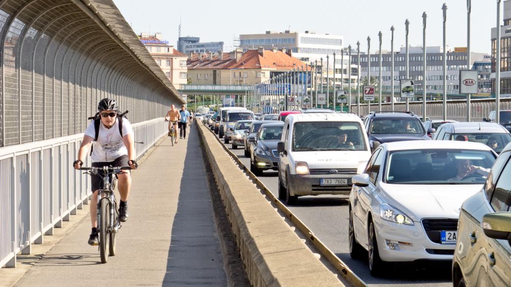 Cyklista na Nuselském mostě v Praze