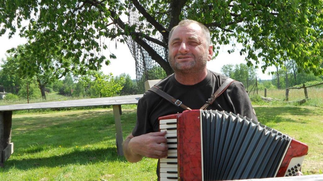 Václav Koubek na svém statku v Chotěmicích u Tábora