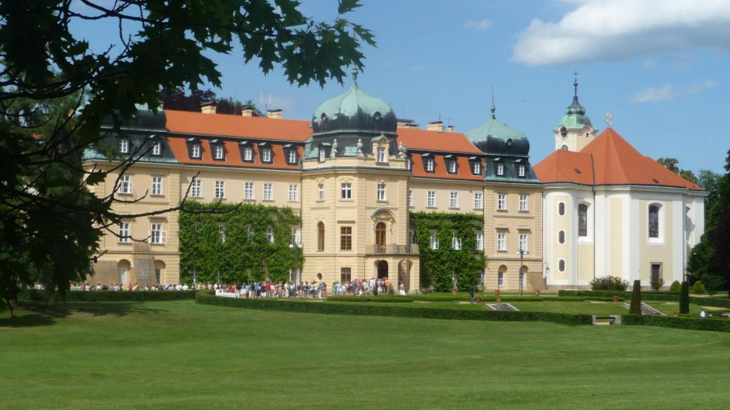 Jižní průčelí lánského zámku je orientováno směrem do rozlehlého parku