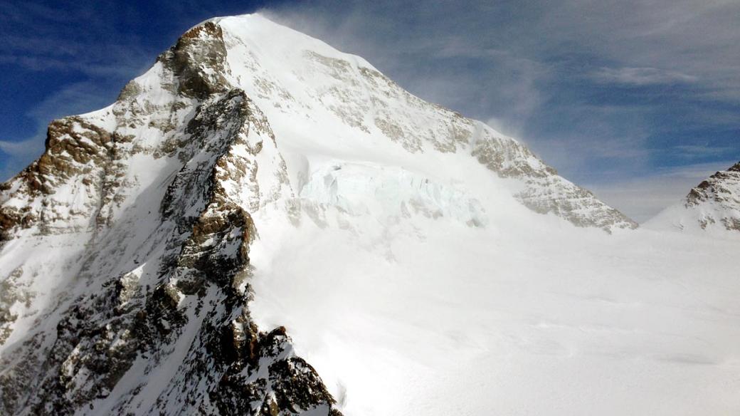 Výhled na horu Mnich ze sedla Jungfraujoch, kde to pěkně fičí