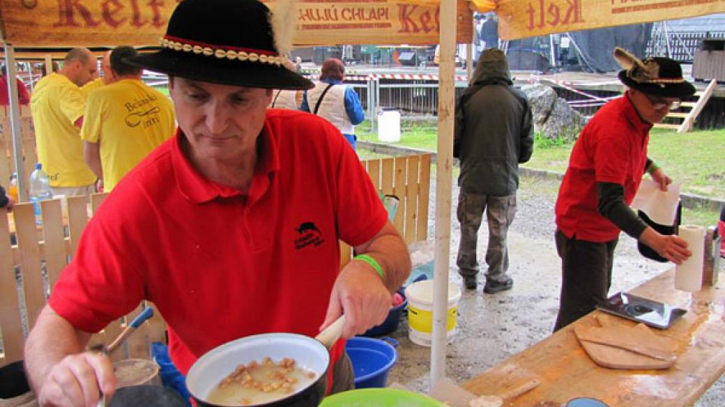 Jaká slanina k haluškám vlastně patří? Někteří tvrdí, že ta oravská, jiní používají normální, která je tučnější