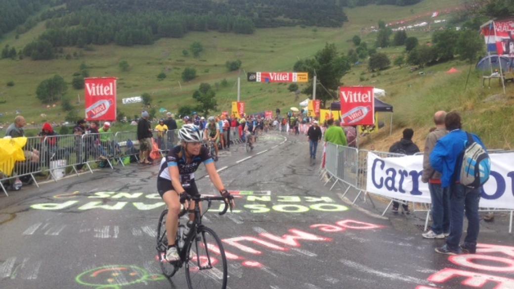 Před pelotonem s vrcholem Alpe d'Huez soupeří i amatéři. Nejrychleji