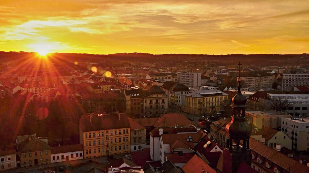 Východ slunce nad Českými Budějovicemi v první jarní den