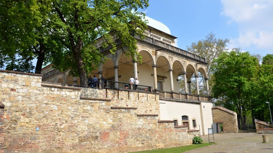 Letohrádek královny Anny nad Jelením příkopem