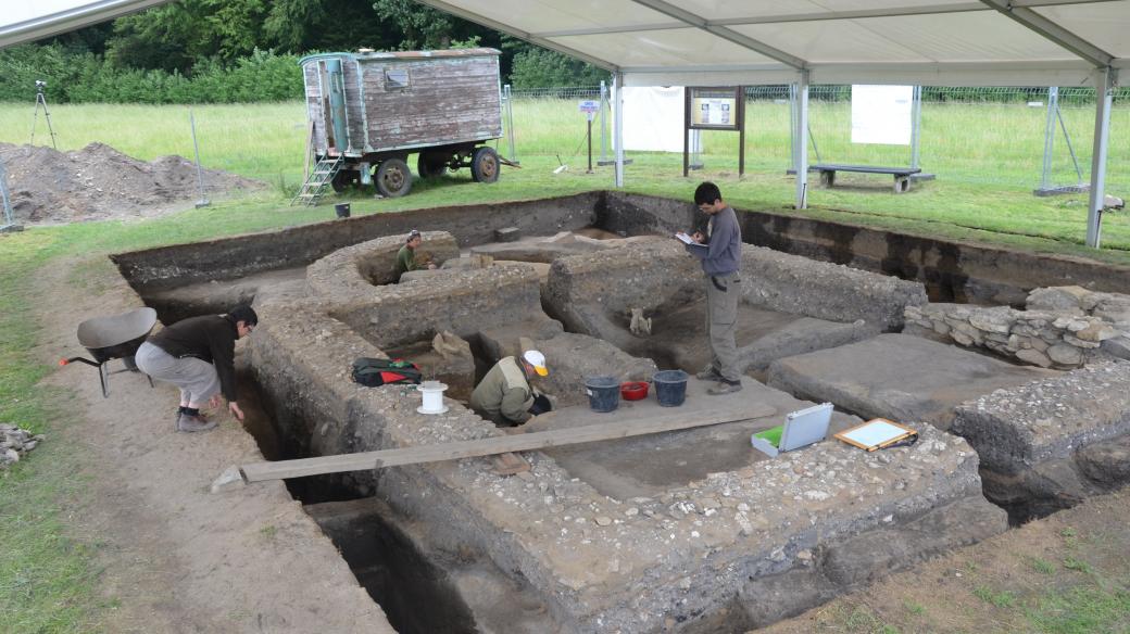 Revizní archeologický výzkum, prováděný pracovníky Archeologického ústavu AV ČR Brno u čtvrtého mikulčického kostela v roce 2012. V letech 2008 až 2013 proběhly revizní výzkumy všech kostelů objevených v 50. a 60. letech minulého století