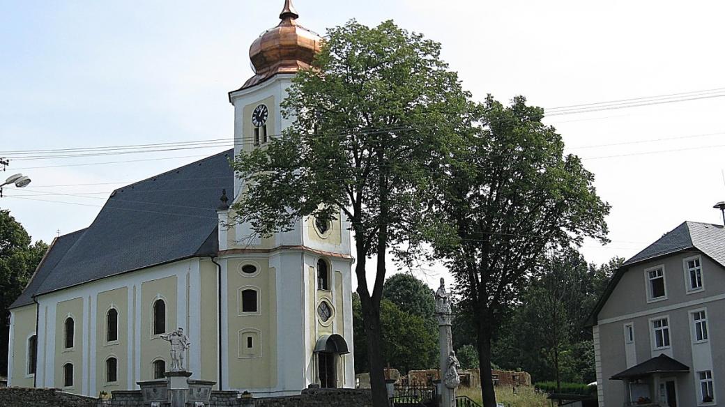 Spolu s kostelem a sloupem Nejsvětější Trojice tvoří pomník panorama centra Staré Červené Vody