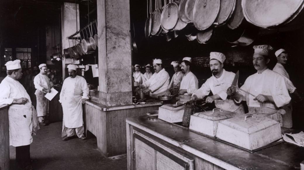 Dokážete si představit, co se stane se všemi kavárnami, restauracemi a malými hotely, až se státní moc zeptá, kde vzal kuchař svůj plat, z čeho zaplatil nájem, a z čeho vlastně žije, když má už patnáct let na pásce minimální mzdu? 