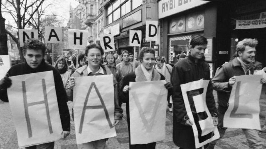 Manifestace studentů vysokých škol - transparenty Havel na Hrad