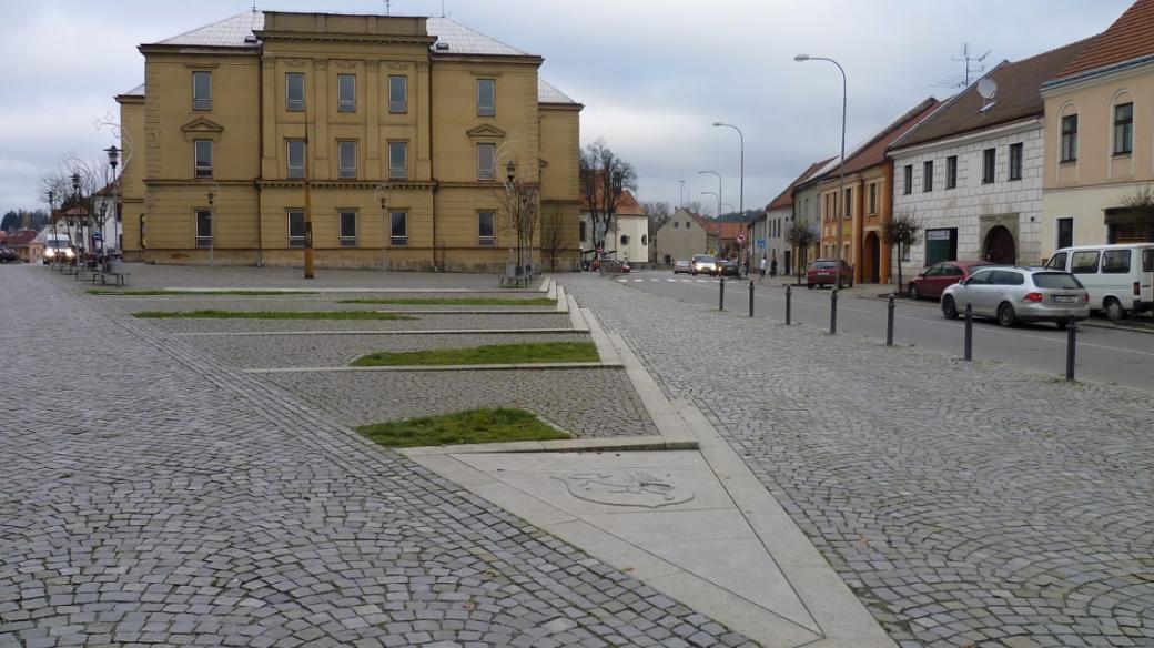 Sluneční hodiny, fontány, javory a letopočty v obrubnících