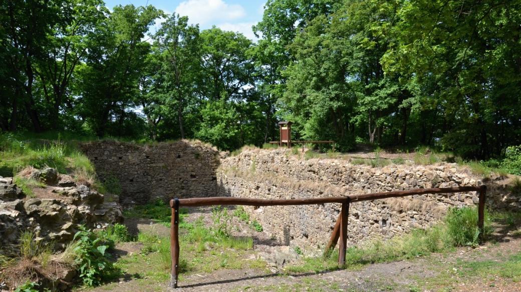 Pohled na zbytky hradu směrem od mostu