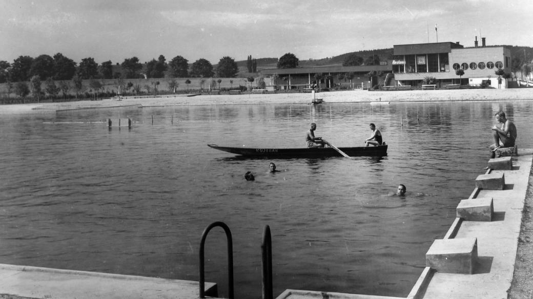 Historické foto areálu Tyršovy plovárny