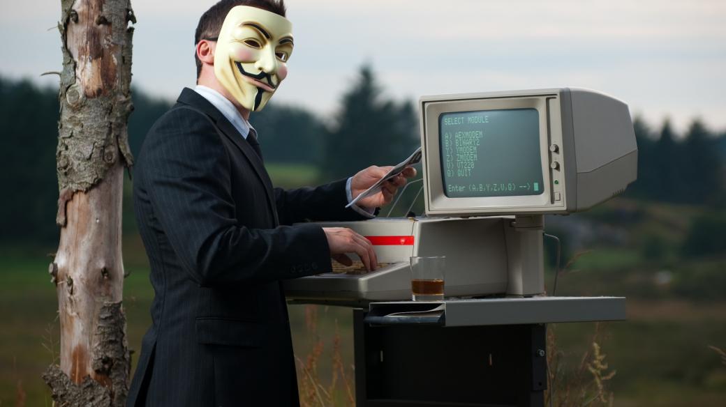 Internetová bezpečnost, anonymita, hacker (foto Stian Eikeland)