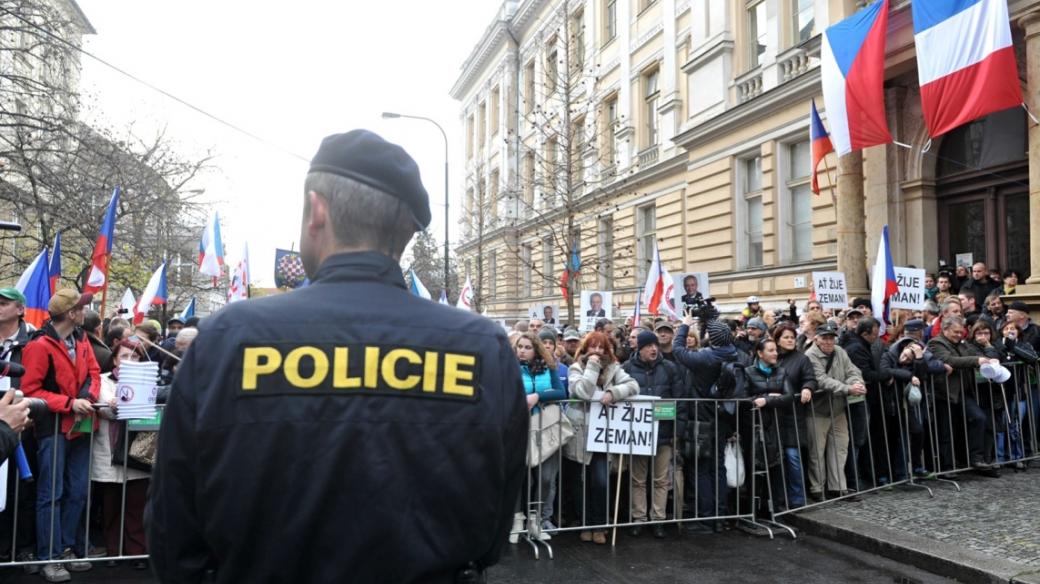 Protiislámské a prozemanovské shromáždění na Albertově 