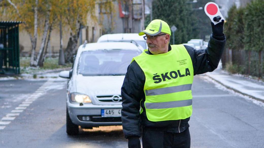 Senioři pomáhají v Liberci bezpečně převádět děti do škol