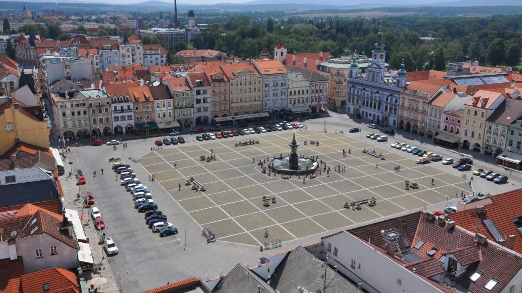 Náměstí Přemysla Otakara II. s kašnou uprostřed