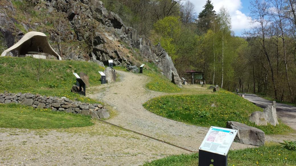 Geologickou expozici objevíte na úpatí Modré skály