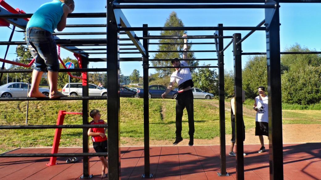 V Klatovech otevřeli první hřiště určené je vyznavačům street workoutu