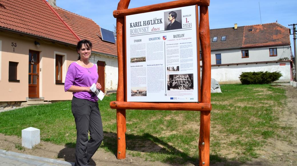 Spoluautorka naučné stezky Vendula Sedláčková u jednoho z panelů