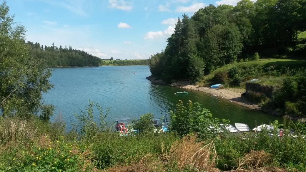 Tudy vedla asfaltová silnice do Rázové