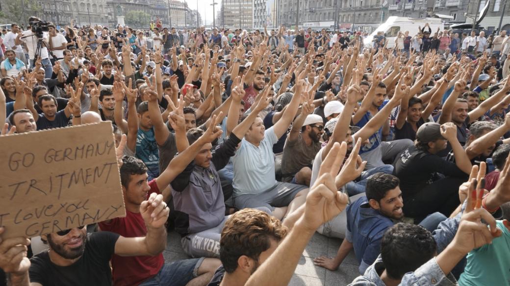 Migranti protestují před nádražím Keleti v Budapešti (3. září 2015)