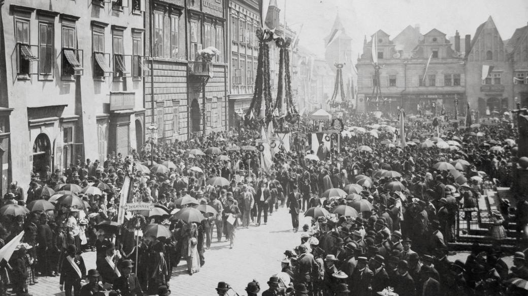 Příležitostné alegorické stavby, vlajkosláva, hudba a průvody, byť méně nákladné, tvořily kulisu mnoha dalších oslav; zde například při svěcení praporu Hlaholu v roce 1893