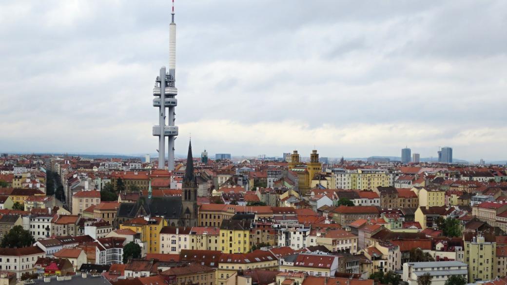 Pohled ze střešní terasy vítkovského Národního památníku na Žižkov