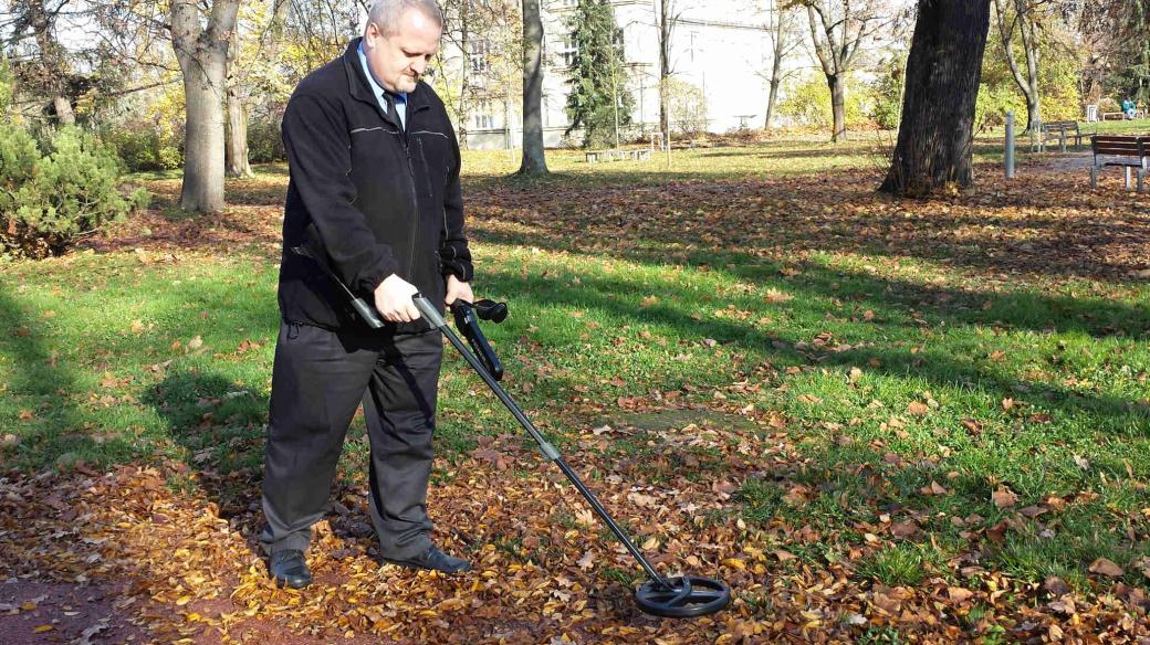 Zástupce ředitele městské policie Václav Ožana s detektorem kovů hledá použité jehly narkomanů