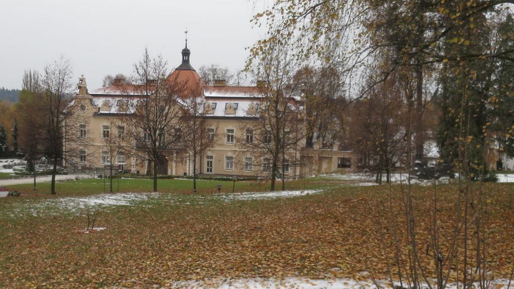 Pohled na zámek Berchtold ze zámecké zahrady