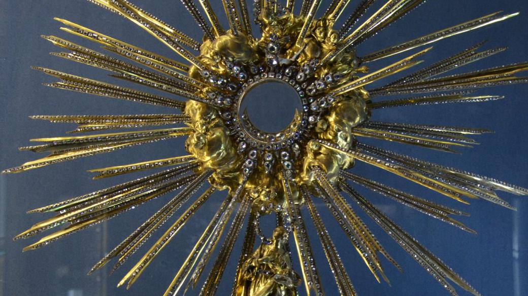 Monstrance osázená diamanty, tzv. Pražské slunce.