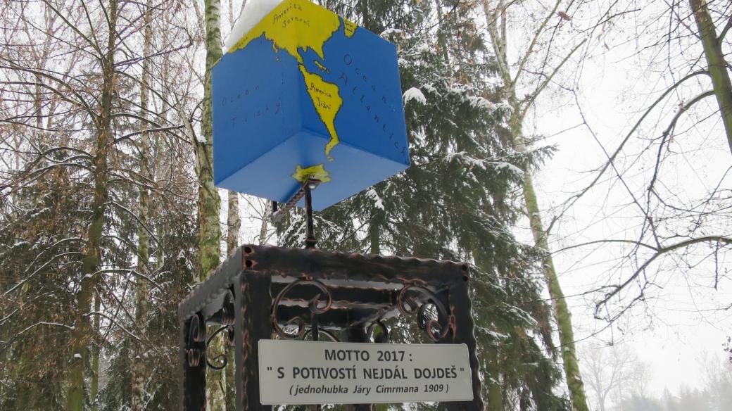 V Pečkách na Kolínsku ve středních Čechách odhalili na konci loňského roku nový pomník Járy Cimrmana