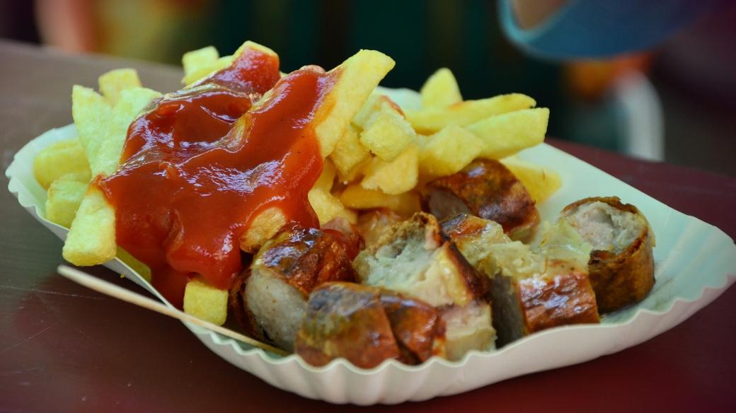 Currywurst si Berlíňané nejčastěji objednávají kopec hranolek