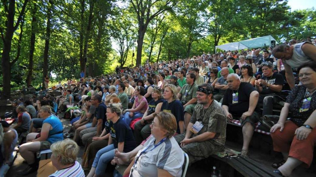 Festival člověčí muziky. To je Folkové Chvojení