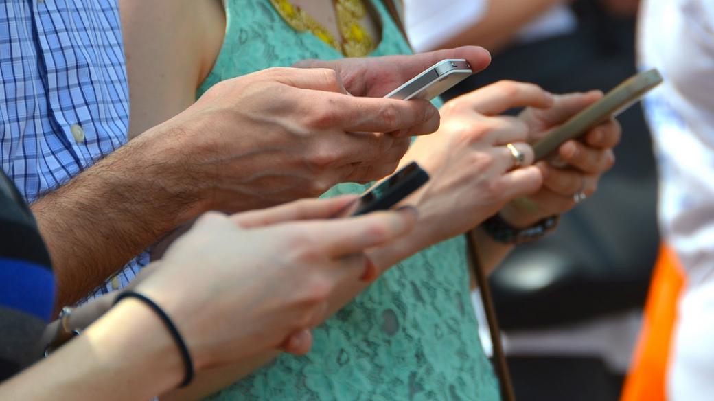 Některé školy zakázaly používání mobilních telefonů