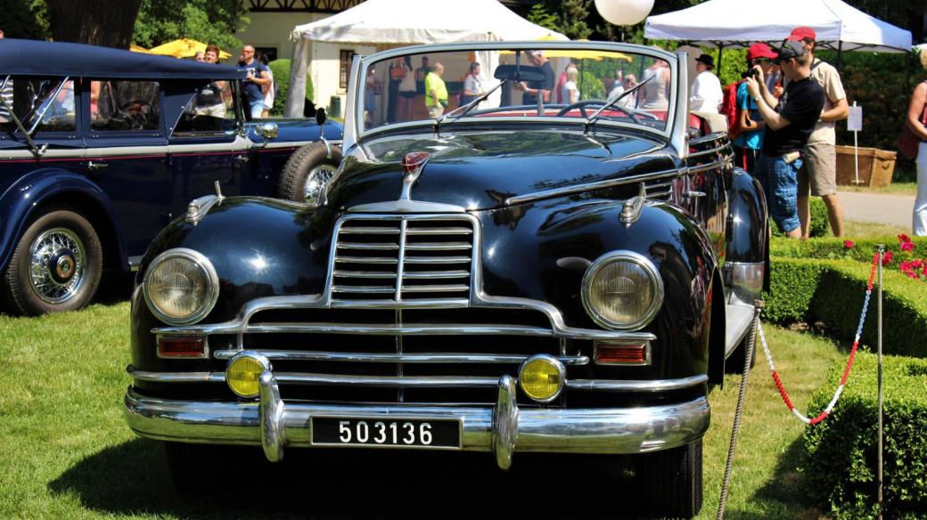 Obrovský Mercedes-Benz 770 (W 150) s karoserií Sodomka z roku 1937. Ze sbírek ho propůjčilo Národní technické muzeum