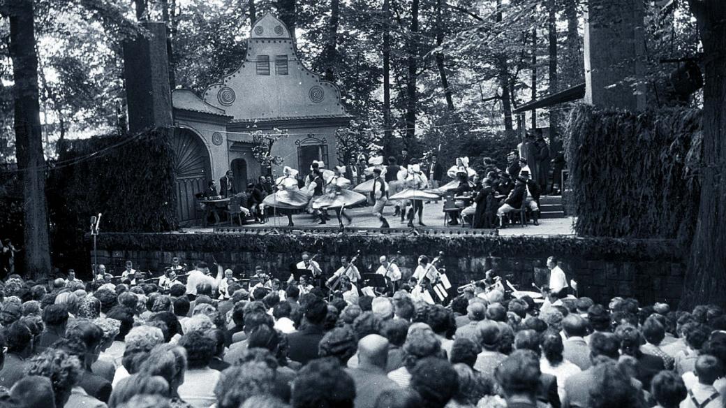 Inscenace Prodané nevěsty v provedení pražského Národního divadla v zámeckém amfiteátru v roce 1955