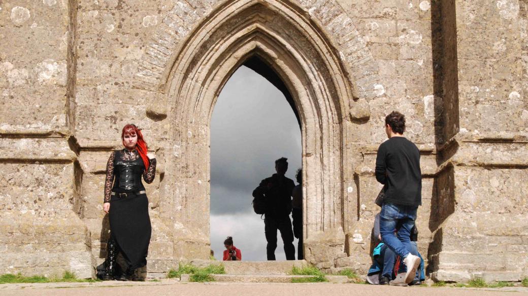 Vstup do Avalonu na vrchu Tor nad městem Glastonbury