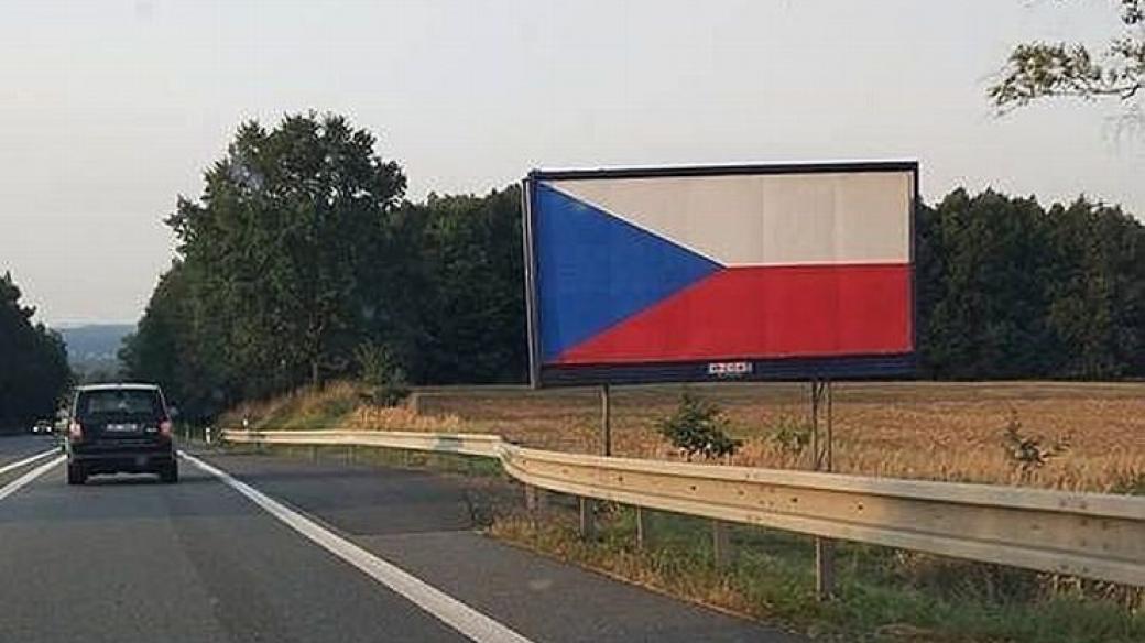 Billboardy s vlajkou se u dálnic objevily pár dní před zákazem.