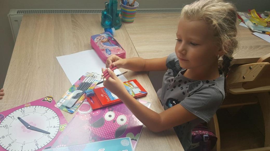 Šestiletá Ellen Marková se chystá do školy. Společně s ní nastoupí letos do prvních tříd v jižních Čechách téměř sedm tisíc dětí