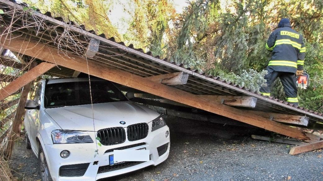 Nedělní ničivá vichřice se prohnala i Plzeňským krajem. Hasiči vyjížděli téměř k pěti stovkám událostí