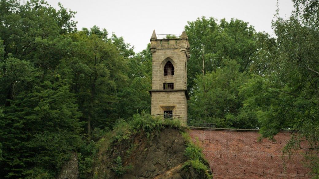 Romantická Milohlídka nad čedičovým lomem na vrchu Čeřovka