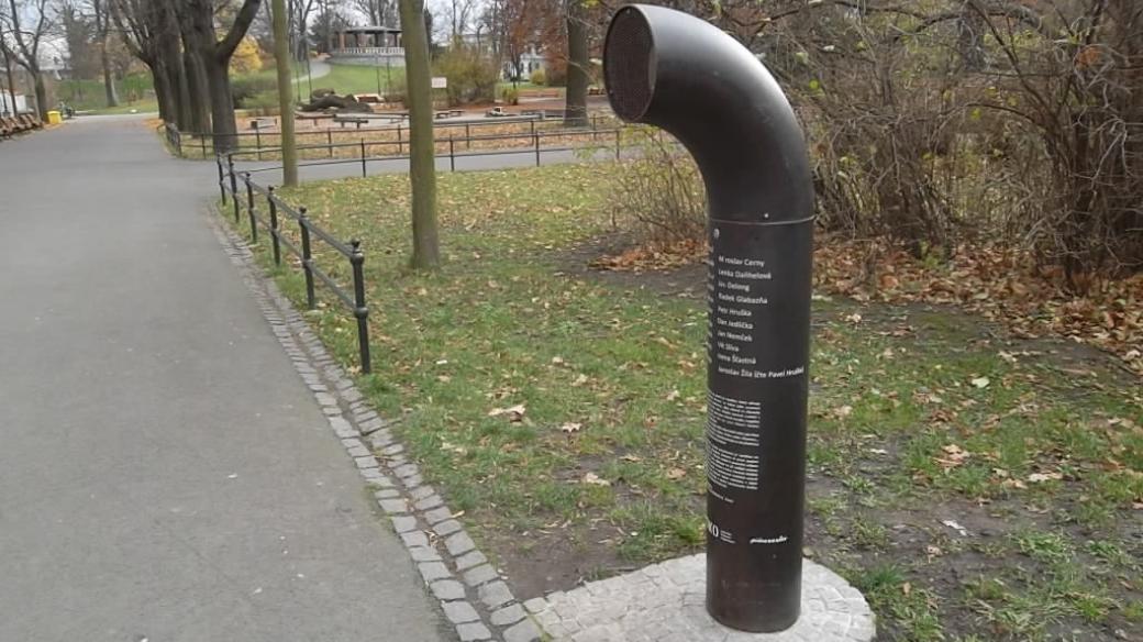 Poeziomat má podobu sochy, která tvarově vychází z tradičních hlásných zařízení, jako jsou hlásná trouba, megafon nebo gramofon