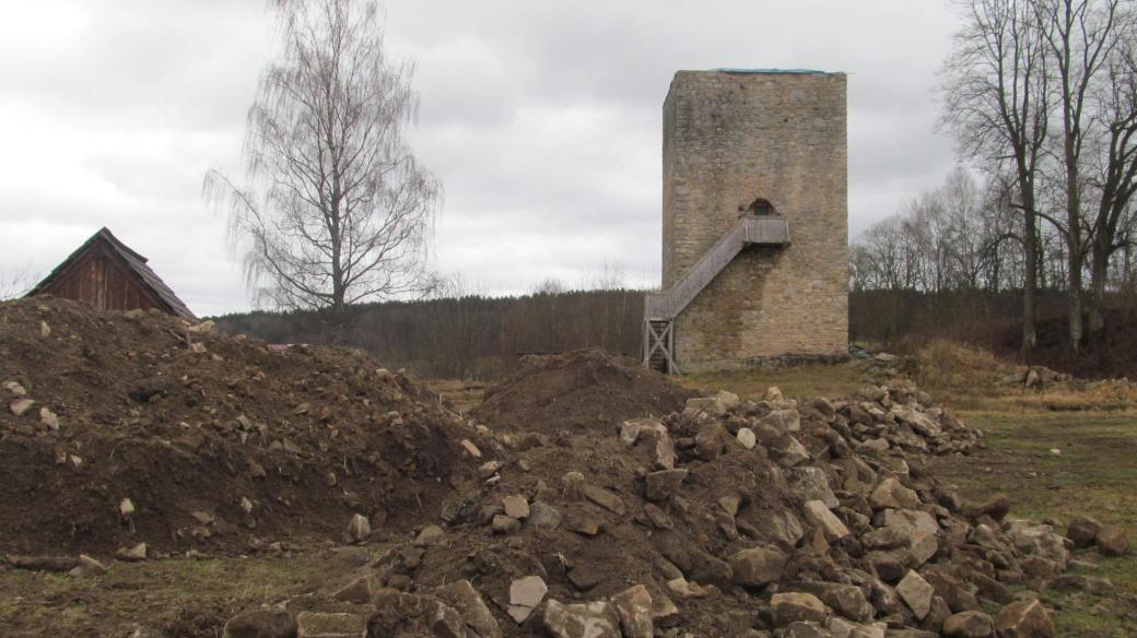 Věž se do tří let dočká i zakrytí originálními středověkými metodami